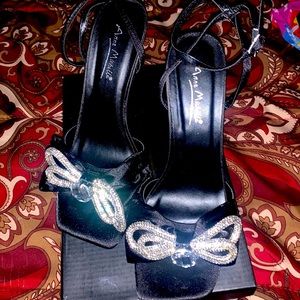 Anne Michelle Bow Heels